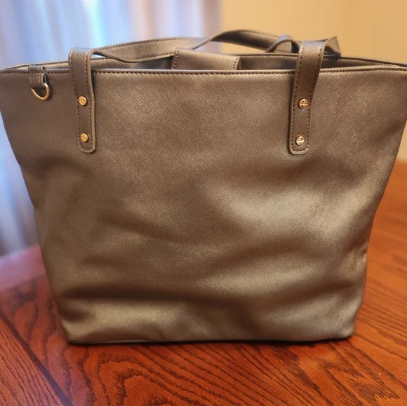 Silver Metallic Tote - Picture 1 of 8